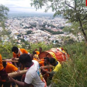 கார்த்திகை தீப விழா: கொப்பரை எடுத்துச் செல்லும் காட்சி!