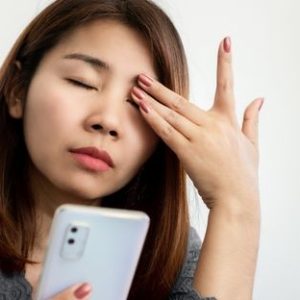 How Mobile Screens Affect Your Eyes: Symptoms & Prevention